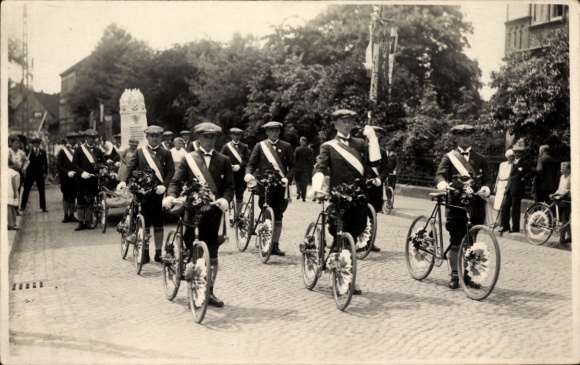 Foto Ak Nürnberg, Festzug, Bund deutscher Radfahrer, geschmückte Fahrräder