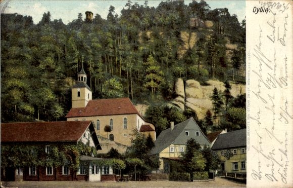 Ak Oybin in der Oberlausitz, Farbenfrohe Landschaft, Kirche, Häuser, Wald im Hintergrund