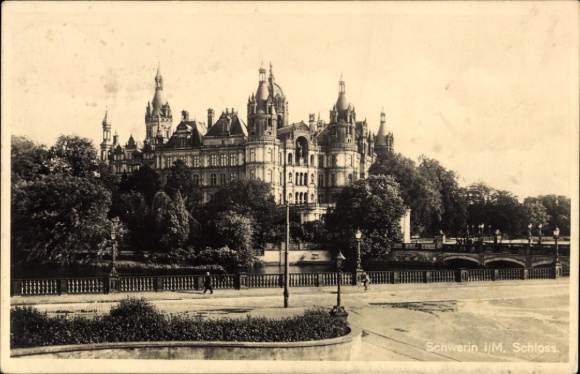 Ak Schwerin in Mecklenburg, Schloss  eindrucksvolle Architektur und Gartenanlage