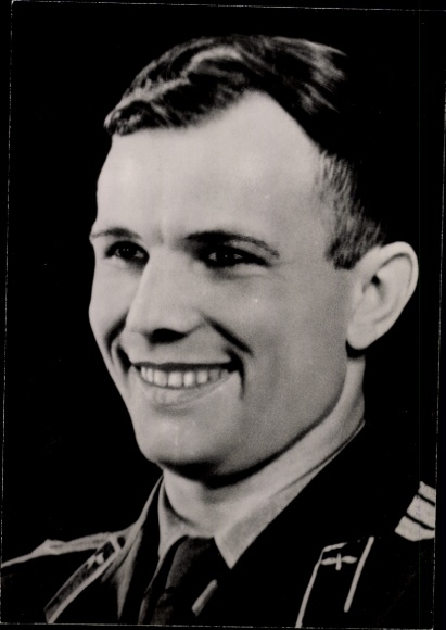 Postcard Cosmonaut Yuri Gagarin, portrait