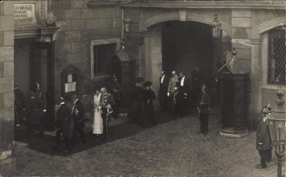 Foto Ak Trauung, Gäste, Adlige, Soldaten in Uniformen