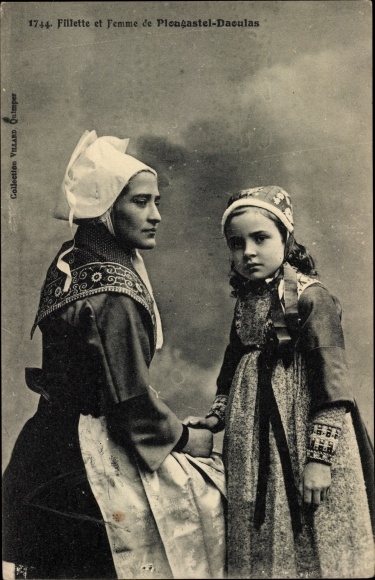 Postcard Plougastel Daoulas Finistère, woman and girl in costume