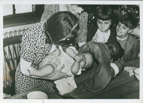 Photo Westminster London City, baby, gas protection devices, distribution of gas masks II WW