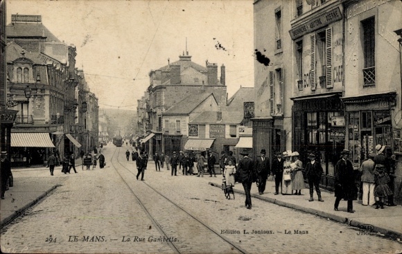 KP Le Mans Sarthe, ulica z torami, sklepami, ludźmi,