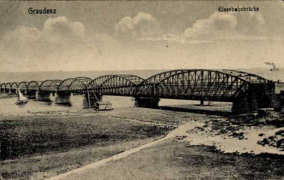 Ak Grudziądz Graudenz Westpreußen, Eisenbahnbrücke, Fluss, Schiffe, Alte Architektur