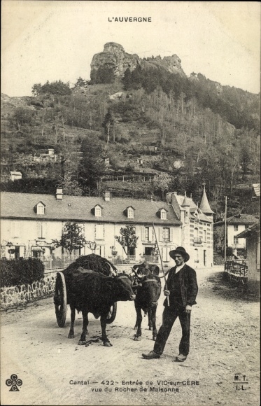 Postcard Vic sur Cere Cantal, Entrance to Vic sur Cere, Rocher de Maisonne