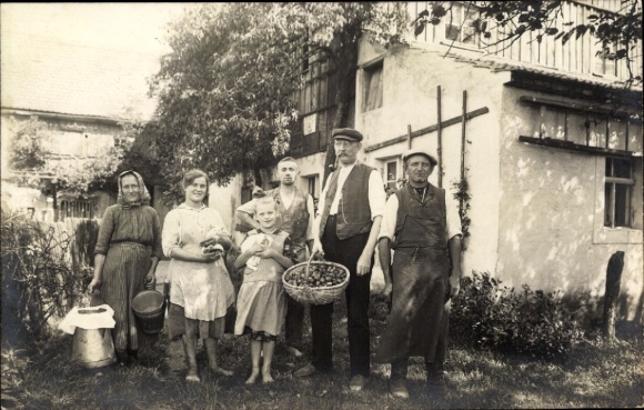 Photo Postcard Grüngräbchen Schwepnitz in Lusatia, people in a garden in front of a farmhouse 1926