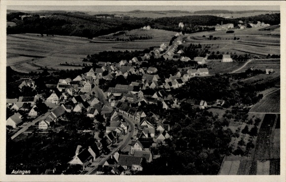 Ak Auingen Münsingen in Württemberg, Luftaufnahme eines Dorfes, große Häuser, ländliche Umgebung,