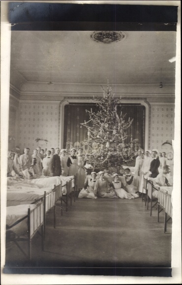 Photo Postcard Gliwice Gleiwitz Schlesien, Dutch military hospital, hospital room with Christmas tree