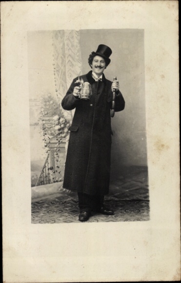 Photo Postcard Mänerpotrait, coat, top hat, beer mug, sausages