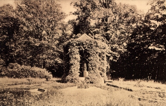 Ak Tiefurt Weimar in Thüringen, Tempelchen im Tiefurter Park,  umgeben von Bäumen, sepia-toned