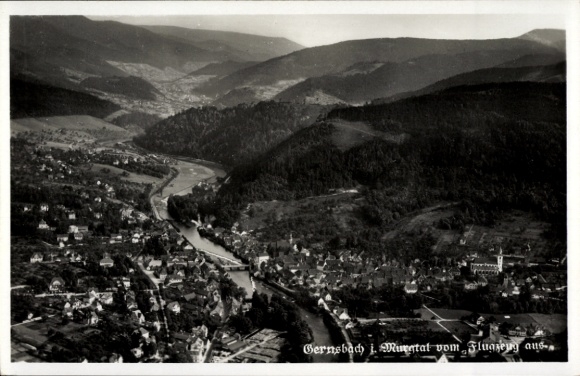 Ak Gernsbach im Murgtal Schwarzwald, Blick auf  teilweise bewaldete Berge, Fluss, Häuser