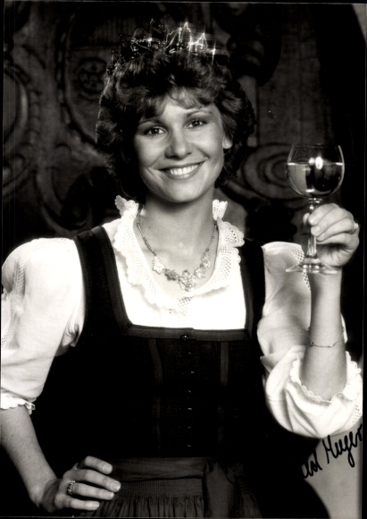 Photo German Wine Queen Mechthild Meyer, wine glass, autograph