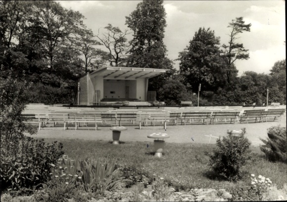 Ak Ostseebad Boltenhagen, Freilichtbühne, Bänke, Bäume, Himmel, schwarz-weiß