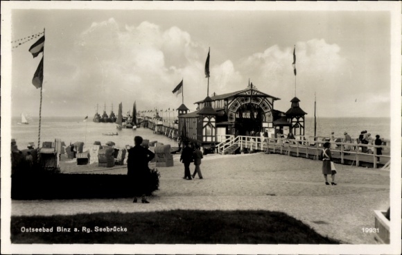 Postcard Ostseebad Binz on Rügen, pier, people, flags, ship