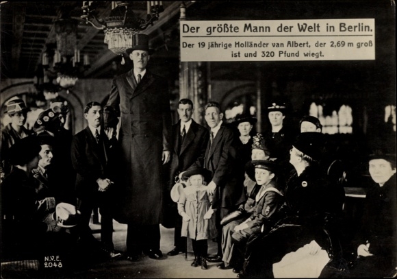 Giant Postcard The tallest man in the world in Berlin, Dutchman van Albert, 2.69m tall