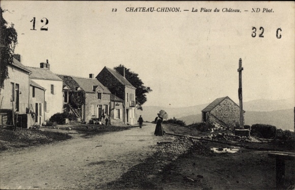 Ak Château Chinon Nievre, La Place du Chateau