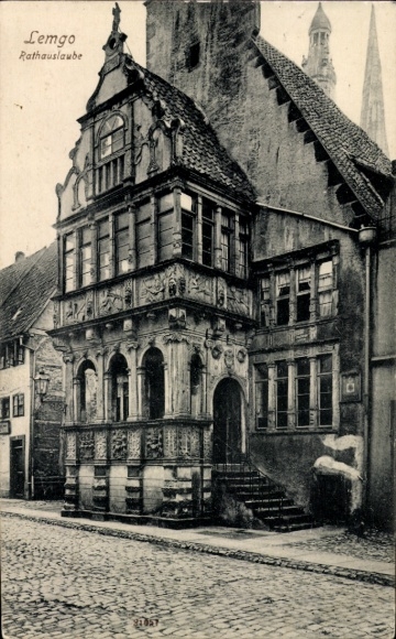 Ak Lemgo in Lippe, Rathauslaube, historische Architektur, Kopfsteinpflasterstraße