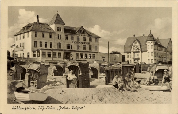 Ak Ostseebad Kühlungsborn, FDJ-Heim Jochen Weigert, Strandkörbe, Ostsee, Personen am Strand