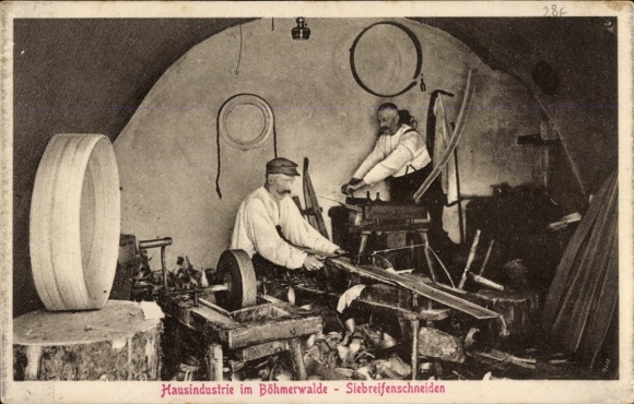 Postcard Hausindustrie im Böhmerwalde, Sieve-Tire Cutting