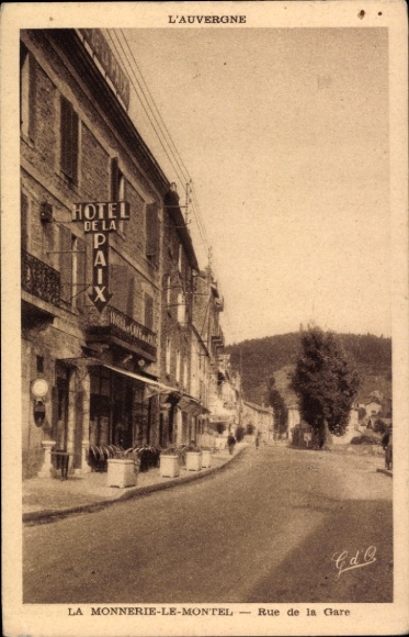 CPA La Monnerie-le-Montel Puy de Dôme, Rue de la Gare, Hotel de la Paix