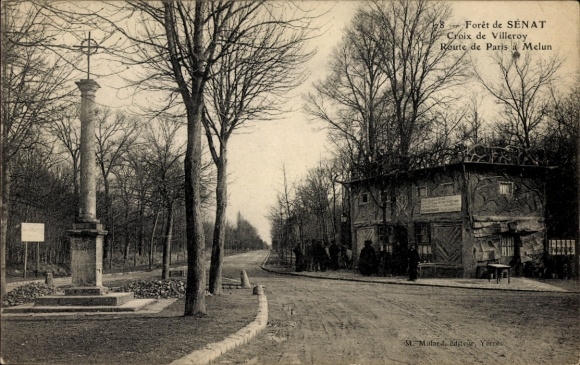 Ak Forêt de Sénart Essonne, Forêt de Sénat, Croix de Villeroy, Landstraße, Gäste am Gebäude, Bäum