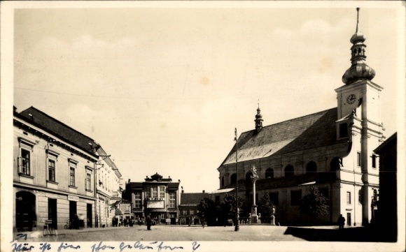 Ak Holešov Holleschau Holeshof Region Zlin, Marktplatz, Kirche mit Turm, historische Architekt...
