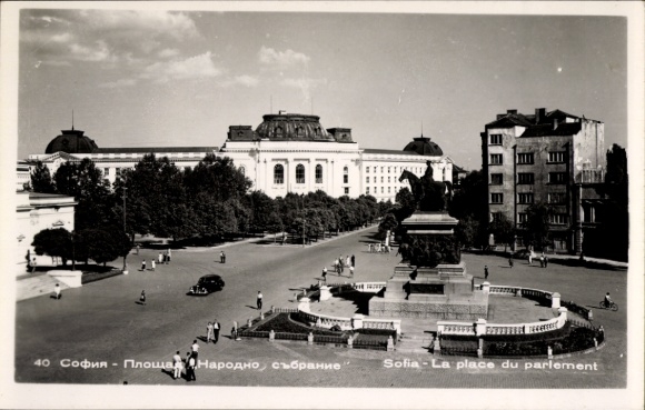 KP Sofia Bułgaria, Plac Parlamentu, pomnik, fontanna z końmi, ludzie na ulicy