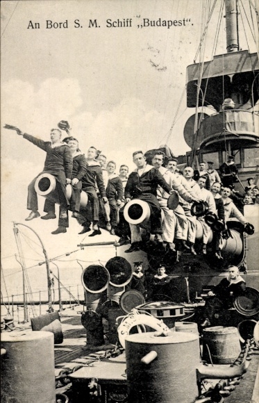 Ak Österreich. Kriegsschiff SMS Budapest, Panzerkreuzer, Kuk Kriegsmarine, Seeleute auf Geschütz