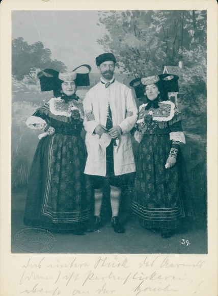 Photo man and two women in costume