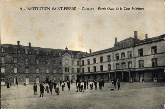 Postcard Vanves Hauts de Seine, Institution Saint-Pierre, interior courtyard, building, people on the P