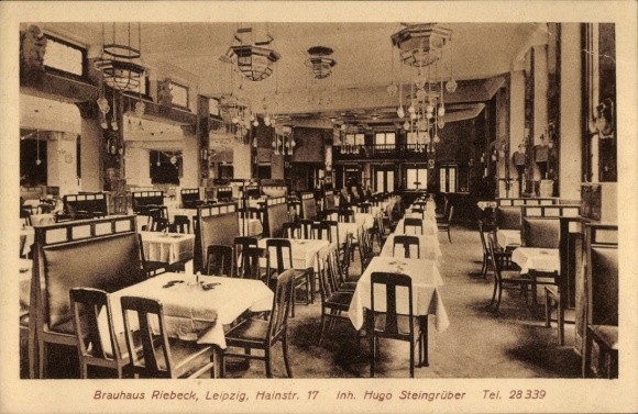 Ak Leipzig, Brauhaus Riebeck, Innenansicht, Tische und Stühle,  Atmosphäre