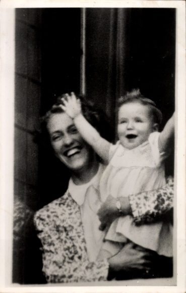 Foto Ak Prinzessin Marijke, Am Fenster vom Palast am Dam Platz in Amsterdam