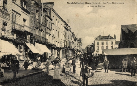 Ak Neufchâtel en Bray Seine Maritime, Place Notre Dame op een wandeldag