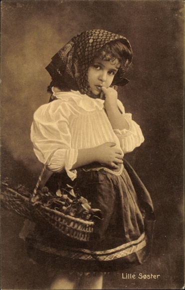 Postcard Little girl in Danish folk costume