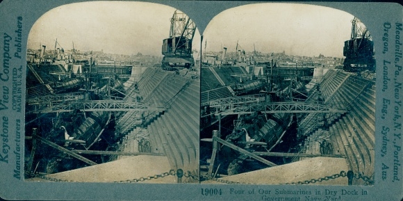 Stereofoto van onderzeeërs in droogdok in Government Navy Yard, WO I