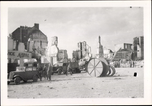 Photo Compiègne Oise, city section, destroyed buildings, Wehrmacht vehicles, II. WW