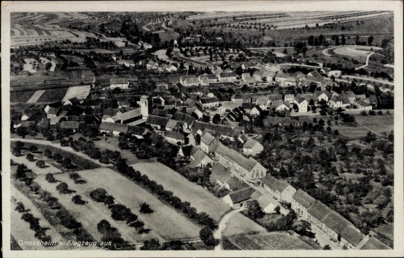 Ak Ormesheim Mandelbachtal im Saarland, Luftaufnahme von  Häuser, Kirche, Felder, Bäume
