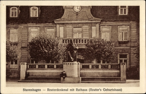 Postcard Reuterstadt Stavenhagen in Mecklenburg, Reuter monument with town hall, Reuter&#39;s birthplace