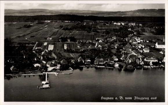 Ak Hagnau am Bodensee, Luftaufnahme von Hagnau, Bodensee, idyllische Landschaft, Wasserfront