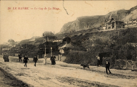 Postcard Le Havre Seine Maritime, Le Cap de la Lève, people on the street, landscape