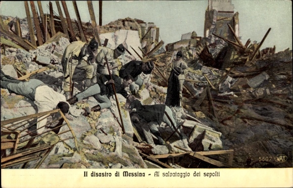 Ak Messina Sizilien, Zerstörung, Rettungsaktion, Trümmer, Menschen,  Szene