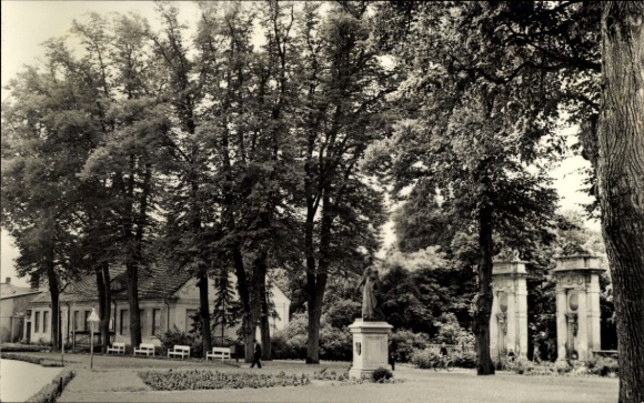 Postcard Oranienburg in Brandenburg, Peace Square, figures, trees, park landscape, residential buildings