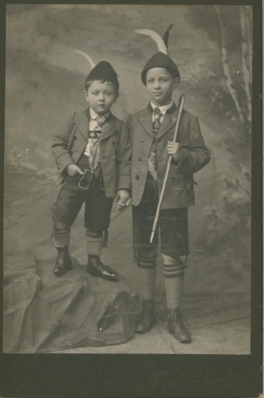 Cabinet photo children's portrait, Carl and Hans, two boys in traditional costume, lederhosen