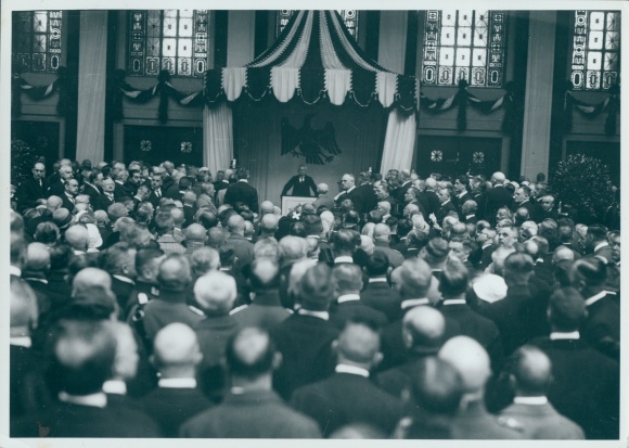 Foto Reichsinnenminister Karl Severing, SPD, Eröffnungsrede zur Polizeiausstellung 1929
