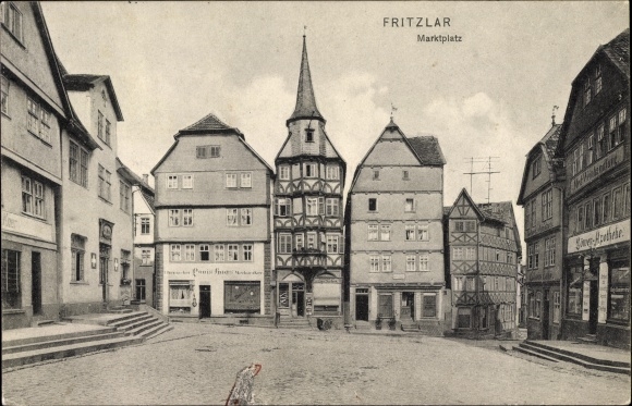 Postcard Fritzlar in the Schwalm Eder district, view of the market square, half-timbered