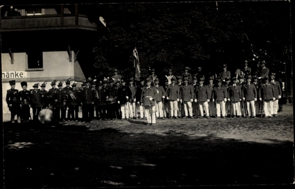 Foto Ak Rötha in Sachsen, Schützenfest, Gruppenbild vor einer Schänke