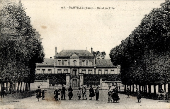 Postcard Damville Eure, Hotel de Ville, park landscape, people