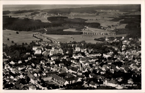 Ak Bad Wörishofen im Unterallgäu, Luftaufnahme von  grüne Landschaft, Wohngebäude