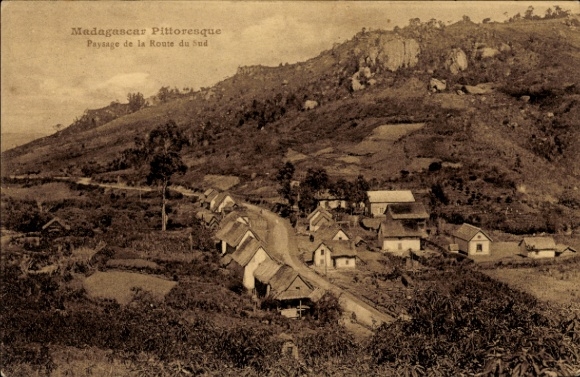 Ak Madagaskar Madagascar, Landschaftsaufnahme, Häuser, Straße, Hügel, Madagascar